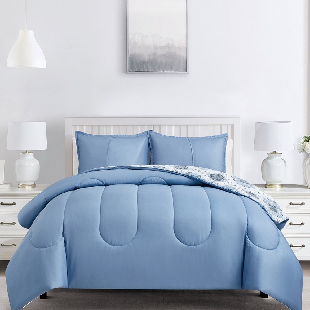 3 Piece Reversible King Comforter Set Blue and White Print - Picture 3 of 6